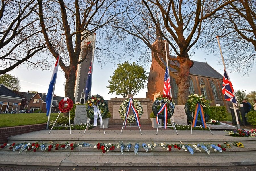 4 mei: Dodenherdenking bij het Doormanplein en in de Dorpskerk