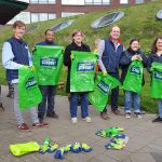 Supermarkt medewerkers en Humanitas cliënten ruimen samen zwerfafval op bij Carnisse Veste