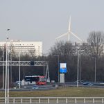Archieffoto: Windmolen in Rotterdam (bij de Van Brienenoordbrug) gezien vanaf de geluidswal A15 (Vaanplein) in Barendrecht