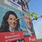 Politici voorzien van "Pinokkio neuzen" op verkiezingsbord Barendrechtseweg