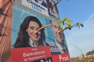 Politici voorzien van "Pinokkio neuzen" op verkiezingsbord Barendrechtseweg