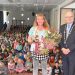 Caroline Boudewijns ontvangt Pluim en wordt toegezongen door leerlingen Dr. Schaepmanschool