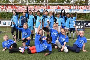 De Ark en Vrijenburg winnaars van scholenvoetbaltoernooi op de Bongerd