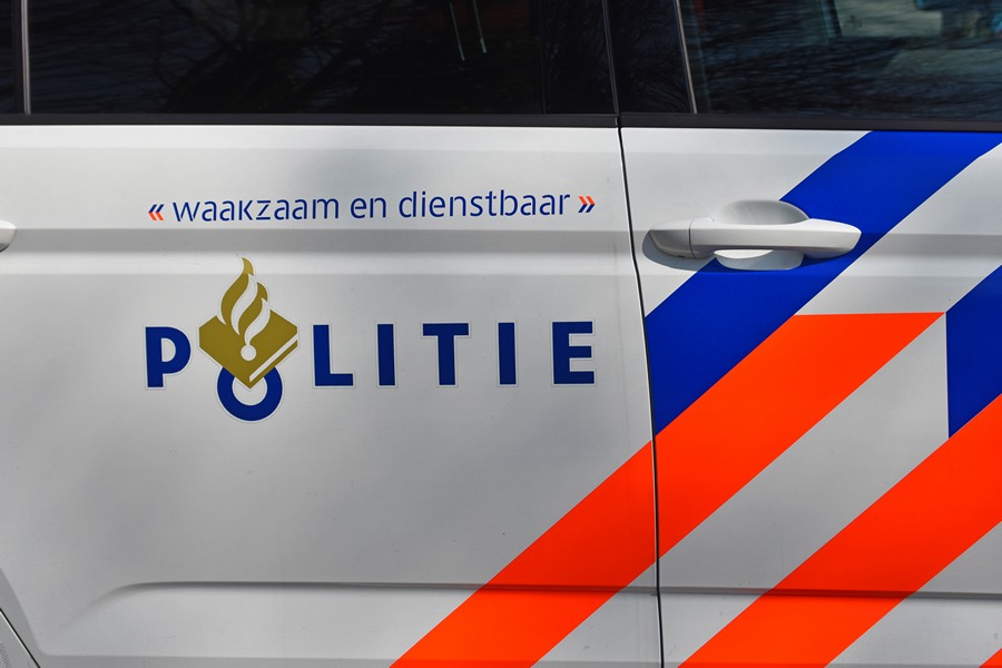 Artikel: Auto in vlammen op bij woning aan het Veersemeer: Politie onderzoekt samenhang met eerdere beschieting -. #Veersemeer #Barendrecht