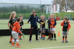 Tophocksters geven clinic aan jeugd van Hockeyclub Barendrecht