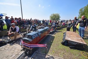 Burgemeester door het lint: Nieuwe spoor Maasoever Spoorweg geopend