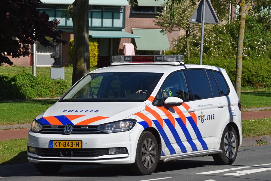 Heterdaad aanhouding op 't Vlak na straatroof aan de Vecht, tweede dader nog op de vlucht - BarendrechtNU.nl