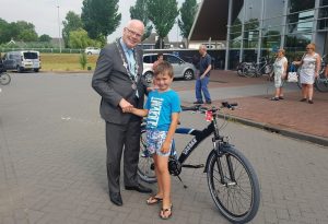Sem van der Wilk wint fiets met Veiligheidsdag speurtocht