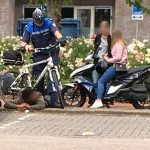 Handhaver aangereden en uitgescholden op Muziekplein, scooterrijder (16) zonder rijbewijs aangehouden