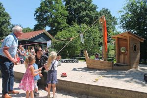 Nieuwe speeltoestel "De Zandkotter" gedoopt in de Oranjespeeltuin