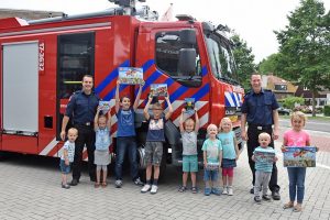 Winnaars LEGO Incidenten City wedstrijd ontvangen prijzen bij brandweer Barendrecht