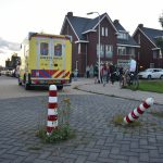 Jongen op scooter klapt tegen paaltje in wegdek aan Van der Hoekleede