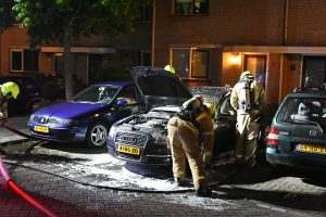 Brand achter dashboard van auto aan de Van der Meulenstraat
