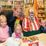 Allememaggies: Signeersessie van Clown Bassie bij The Read Shop op de Middenbaan
