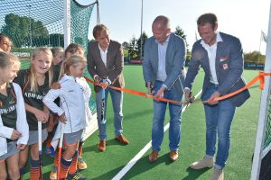 Hockeyclub Barendrecht neemt officieel de nieuwe watervelden in gebruik