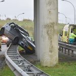 Auto schuift over vangrail Carnisser Baan en komt in botsing met pilaar viaduct Vrijenburg