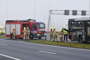 Bus lekt olie op wegdek Vaanplein, brandweer gealarmeerd vanwege rook uit motor op A15