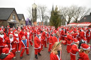 Santa Run deelnemers wandelen en rennen €7.500 bij elkaar voor Hospice de Reiziger