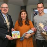 1e geboorteboekje ‘Bas en Bo in Barendrecht’ uitgereikt door Burgemeester van Belzen