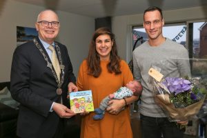 1e geboorteboekje ‘Bas en Bo in Barendrecht’ uitgereikt door Burgemeester van Belzen
