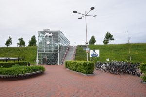 Fietsenstalling (Stationsplein) bij het NS station van Barendrecht aan de Stationsweg