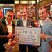 Cheque twv €1.000 voor Tennis Vereniging Barendrecht tijdens live uitzending Voetbal Inside