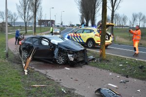 Automobilist gewond geraakt bij aanrijding tegen boom langs Sweelincklaan