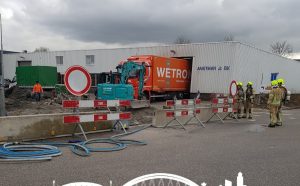 Groot gaslek aan het Oosteinde: Aannemer trekt gasleiding kapot