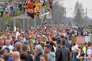 Foto's + video: Marathon Rotterdam over het Havenspoorpad