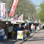 Markt voor het laatst op de Schaatsbaan, kleinere markt tijdens Koningsdag op gemeentehuisplein