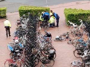 65 fietsen weggehaald tijdens 'grote schoonmaak' rond station Barendrecht