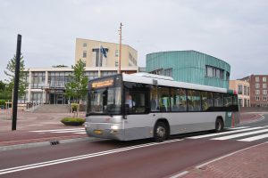 Bus op de Binnenlandse Baan (Gemeentehuisplein/Binnenhof) voor het gemeentehuis van Barendrecht