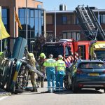 Auto belandt op zijkant bij ongeval Bijdorp-West, brandweer helpt vrouw uit voertuig