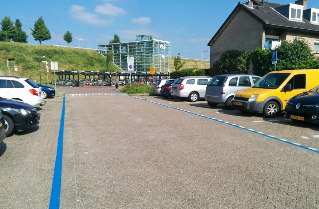 Ruim 200 parkeerboetes in half jaar tijd binnen de blauwe zone bij station Barendrecht Ruim 200 parkeerboetes in half jaar tijd binnen de blauwe zone bij station Barendrecht