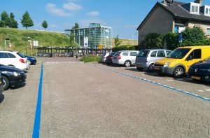 Blauwe belijning aangebracht voor parkeerzone rond station Barendrecht: Bewoners kunnen tot 2020 gratis ontheffing aanvragen