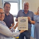 Bestuur en vrijwilligers Truckrun Barendrecht ontvangen Bruggenbouwers Award van Present