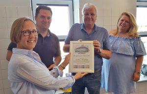 Bestuur en vrijwilligers Truckrun Barendrecht ontvangen Bruggenbouwers Award van Present