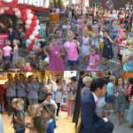 Kinderen en wethouder verrichten officiële opening van vernieuwde Boon's Markt