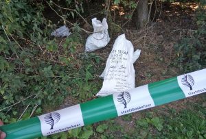 Asbestdumping bij parkeerplaats Havenspoorpad: Vier zakken met asbestverdacht materiaal