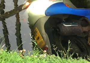 Scooter in sloot gedumpt bij Park Nieuweland