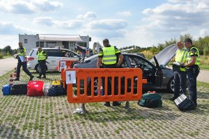 10 auto's, €35.000, pepperspray en ploertendoders in beslag genomen bij politiecontrole Vrijenburgweg