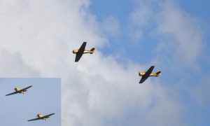 Historische vliegtuigen van Koninklijke Luchtmacht laag over Barendrecht: Eerbetoon aan omgekomen vliegers uit de Lancaster