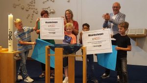 Leerlingen CBS Smitshoek overhandigen cheques t.w.v. €8.000 aan goede doelen