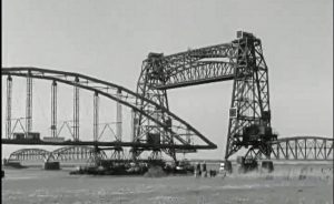 Video 1967: Enorme brug vaart onder de Barendrechtse brug door over de Oude Maas