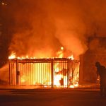 Fietsenstalling achter sporthal Aksent in vlammen op bij grote brand aan de Klarinetweg