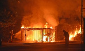 Fietsenstalling achter sporthal Aksent in vlammen op bij grote brand aan de Klarinetweg