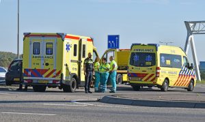 Twee gewonden bij aanrijding tussen personenauto's op de Dierensteinweg