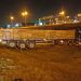 Bergingsvoertuig verliest beladen vrachtwagen, voertuig bungelt langs waterrand aan de Dierensteinweg