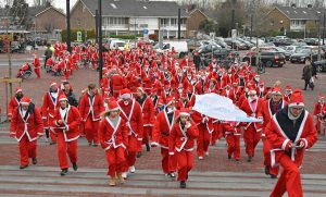FOTO'S: Santa Run Barendrecht 2018 haalt €5.700 op voor Hospice de Reiziger