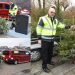 Vrijwilligers halen gedumpte kerstbomen en afval op om brandstichting te voorkomen